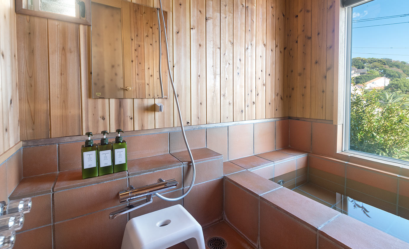伊豆石と桧貼りの浴室